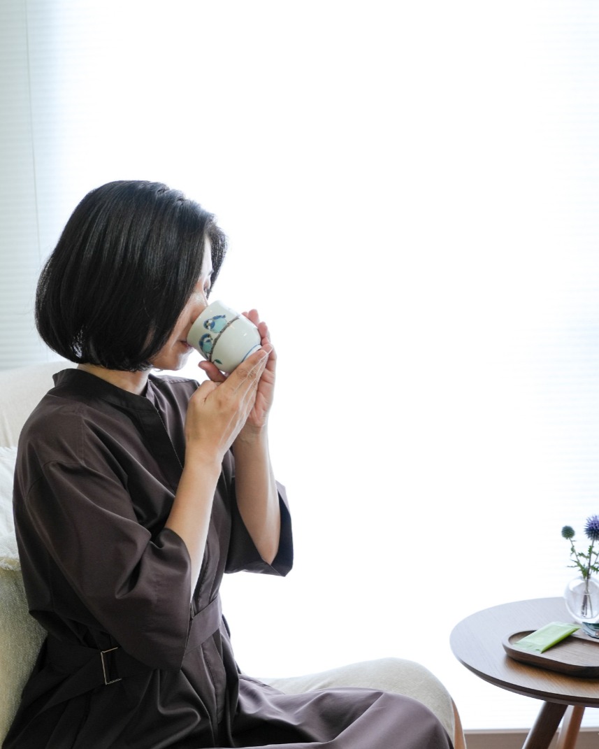 お茶を飲むお客様